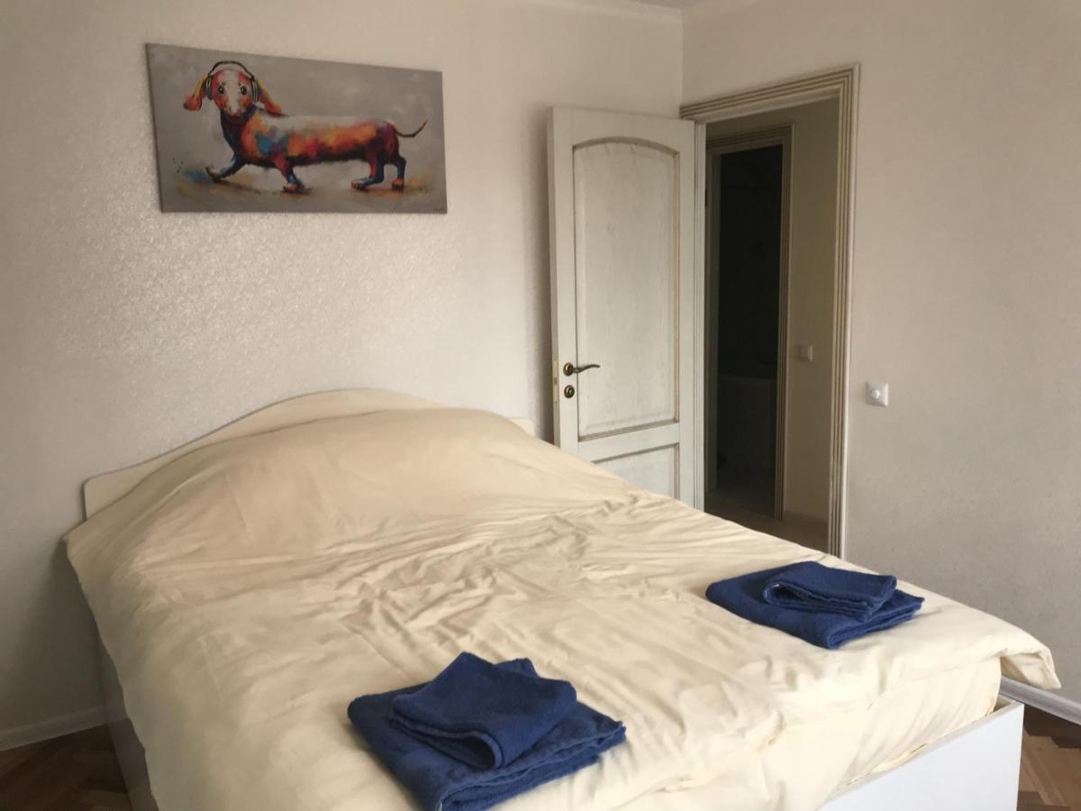 Sunny Apartment Overlooking The Royal Village Kiev Bagian luar foto